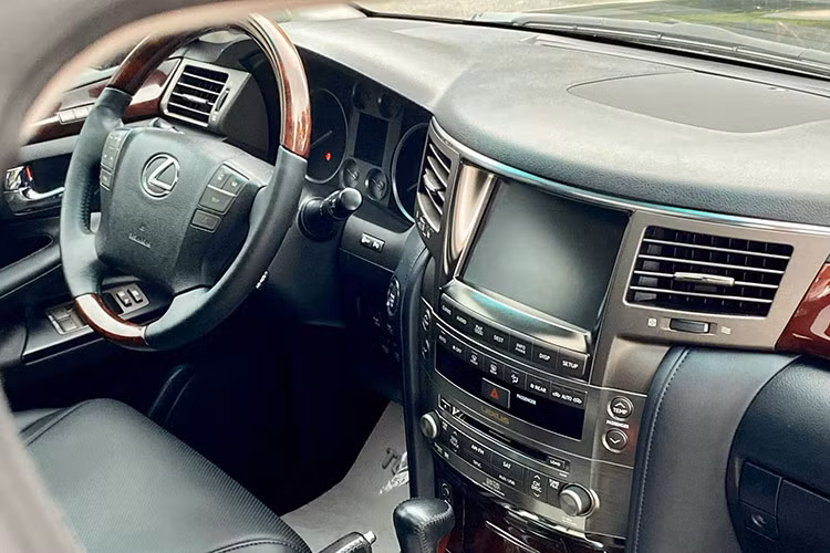 Nội thất LX570 đời 2010 được thiết kế to hơn phù hợp với tỉ lệ của thân xe. Vô-lăng bốn chấu, bán kính lớn, thích hợp với việc điều khiển trên những con đường việt dã. Bảng đồng hồ điện tử vẫn dựa trên thiết kế hai vòng truyền thống, đồng hồ báo xăng, nhiệt độ nước, dầu máy và ắc quy đều được thể hiện đơn giản bằng bốn vòng đèn LED.