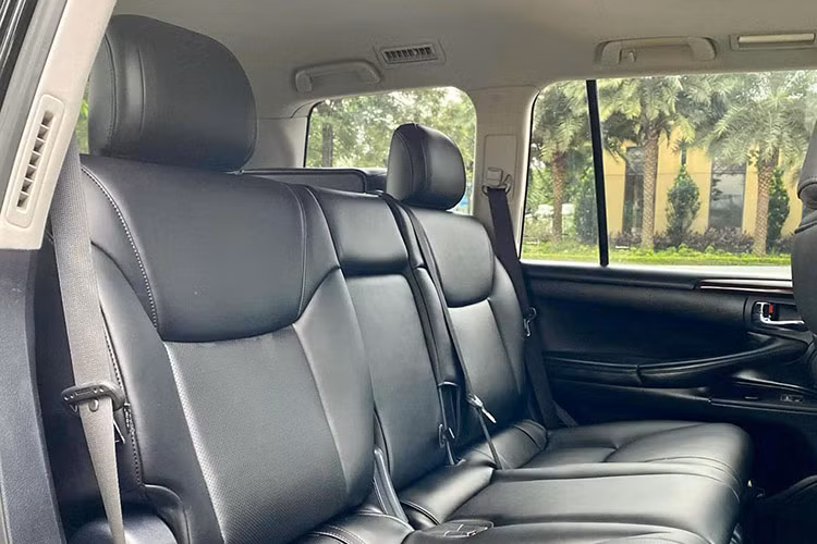 LX570 sở hữu động cơ V8 5.7L Dual VVT-i, công suất cực đại 367ml/5.600v/ph, mô-men xoắn 530Nm/3.200v/ph. Vòng tua động cơ tăng nhanh giúp phát huy tác dụng một cách tối đa, đem lại sức mạnh cần thiết bất kể khi chiếc xe tăng tốc trên đường bằng phẳng hay leo dốc. Hộp số tay 6 cấp bán tự động kết hợp với sức mạnh động cơ 5.7L giúp cho chiếc LX570 nặng gần 3 tấn vẫn có thể vận hành một cách ổn định.