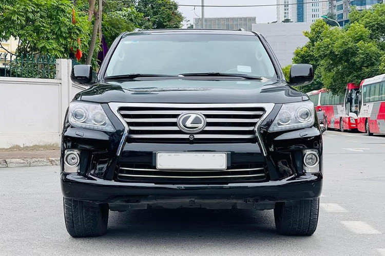 Dòng xe sang thương hiệu Lexus luôn được ưu ái tại thị trường Việt Nam bởi khả năng giữ giá và sự bền bỉ. Hiện nay, những chiếc Lexus LX 570 đời cũ vẫn được chào bán với mức giá cả tỷ đồng. Chiếc xe trong bài viết thuộc phiên bản 2010, lăn bánh khoảng 14 năm và đang được chủ nhân chào bán tại sàn xe cũ Hà Nội.