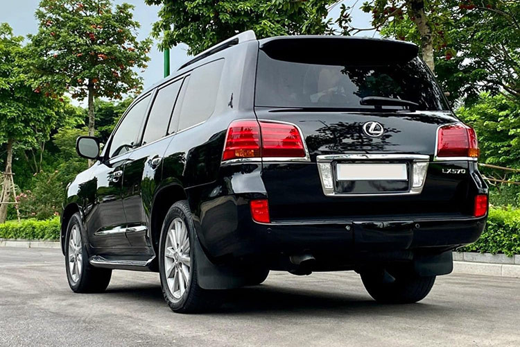 Trang bị an toàn của "chuyên cơ mặt đất" Lexus LX570 đời 2010 cũng được trang bị hệ thống hỗ trợ phanh (ABS, EBD, BA), cân bằng điện tử, phanh khoảng cách, cảm biến xung quanh xe và 3 camera (trước, sau và bên phụ) cùng 10 túi khí…