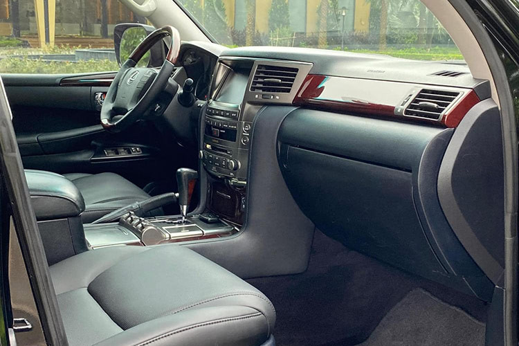 Với kích thước thân xe rộng lớn và chiều dài cơ sở lên tới 2.850mm nên không gian nội thất xe rất rộng rãi. Bên trong xe sử dụng thiết kế ba hàng ghế dành cho 8 người ngồi, mỗi hành khách hoàn toàn có thể có được một không gian ngồi cực kỳ thoải mái. Không gian hàng ghế trước được đảm bảo dư dả, phần tỳ tay ở giữa to rộng có thể điều chỉnh tự do tuỳ thuộc vào yêu cầu của người ngồi trước.