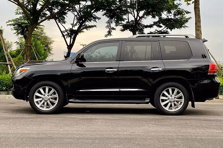 Chiếc Lexus LX570 đời 2010 trong bài này đã lăn bánh khoảng 240.000km, hiện đang rao bán với giá hơn 1,6 tỷ đồng, mức giá khá hợp lý cho một chiếc SUV hạng sang cỡ lớn. Trên thực tế, các dòng xe sang của Lexus như LX thường được người dùng và giới chuyên môn đánh giá cao ở khả năng vận hành êm ái, động cơ bền bỉ, có độ tin cậy cao. 