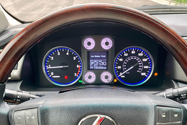 Bảng điều khiển trung tâm là một tổ hợp gồm loa, hệ thống dẫn đường, điều chỉnh điều hoà được phân bố hợp lý. Màn hình LCD cảm hứng rộng 8 inch có tích hợp hệ thống dẫn đường bằng giọng nói. Hệ thống âm thanh Mark Levison 9 loa, ổ DVD/CD 6 đĩa, âm thanh Logic 5.1 bố trí quanh xe tạo nên một rạp hát di động cho không gian bên trong của LX570.