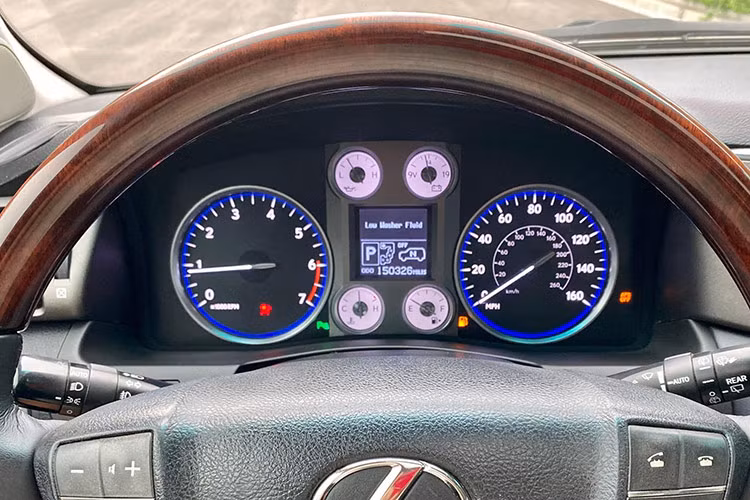 Bảng điều khiển trung tâm là một tổ hợp gồm loa, hệ thống dẫn đường, điều chỉnh điều hoà được phân bố hợp lý. Màn hình LCD cảm hứng rộng 8 inch có tích hợp hệ thống dẫn đường bằng giọng nói. Hệ thống âm thanh Mark Levison 9 loa, ổ DVD/CD 6 đĩa, âm thanh Logic 5.1 bố trí quanh xe tạo nên một rạp hát di động cho không gian bên trong của LX570.