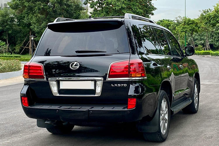 Về ngoại hình, Lexus LX570 đời 2010 có thiết kế hao hao mẫu xe SUV "anh em" Toyota Land Cruiser. Phiên bản nhập Mỹ có đèn xenon projector và đèn pha halogen. Gương chiếu hậu không được tích hợp xi-nhan. Đèn hậu công nghệ LED, mâm xe hợp kim đa chấu...