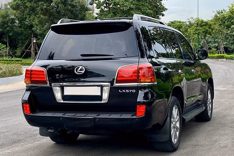 Về ngoại hình, Lexus LX570 đời 2010 có thiết kế hao hao mẫu xe SUV "anh em" Toyota Land Cruiser. Phiên bản nhập Mỹ có đèn xenon projector và đèn pha halogen. Gương chiếu hậu không được tích hợp xi-nhan. Đèn hậu công nghệ LED, mâm xe hợp kim đa chấu...