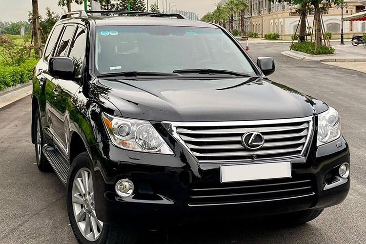 Trong phân khúc SUV hạng sang, Lexus LX570 được coi là mẫu xe SUV giữ giá tốt nhất sau nhiều năm sử dụng. Hơn nữa, kể từ tháng 7/2016, thuế tiêu thụ đặc biệt tăng cao đẩy giá xe Lexus LX570 mới từ khoảng 5 tỉ đồng lên tới 7,8 tỉ đồng. Giá xe cũ theo đó cũng tăng theo.