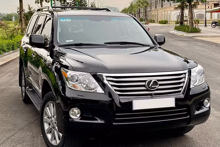 Trong phân khúc SUV hạng sang, Lexus LX570 được coi là mẫu xe SUV giữ giá tốt nhất sau nhiều năm sử dụng. Hơn nữa, kể từ tháng 7/2016, thuế tiêu thụ đặc biệt tăng cao đẩy giá xe Lexus LX570 mới từ khoảng 5 tỉ đồng lên tới 7,8 tỉ đồng. Giá xe cũ theo đó cũng tăng theo.