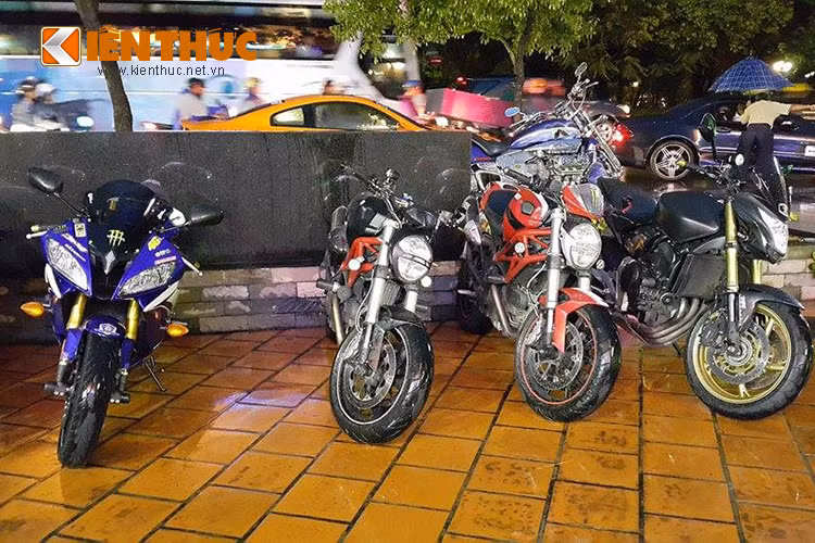 Bộ đôi Ducati Monster, Yamaha, Honda xuất hiện tại buổi sinh nhật.