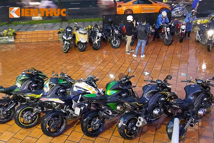 Buổi tiệc với sự góp mặt của khá nhiều loại xe như; Honda CB1000, Ducati Monster, Ducati 848, Suzuki GSX-R, Yamaha R1 2015, R6, BMW S1000RR...