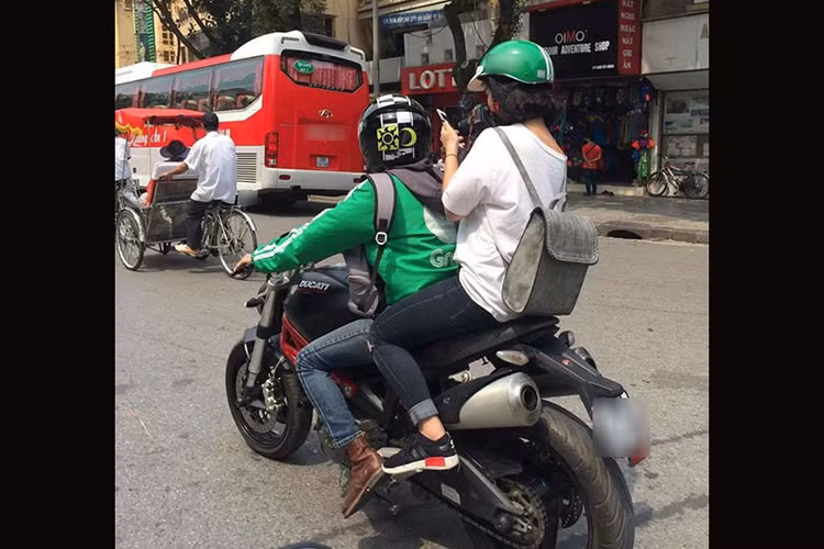 Chính bởi độ chịu chơi gây bất ngờ đó, đoạn clip anh chàng xe ôm lái môtô Ducati đã ngay lập tức thu hút được rất nhiều sự quan tâm trên mạng xã hội. Cộng đồng mạng thay phiên nhau like, share, bình luận khiến anh chàng nổi như cồn trong những ngày gần đây.