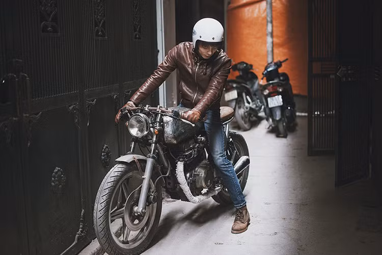 Theo Hữu, chiếc xe anh đang dùng để chạy xe ôm là từ một người anh trong nhóm chơi cùng. “Mình có làm việc liên quan đến xe cộ nên chơi cùng nhiều anh em cũng chơi xe môtô. Bọn mình hay có hoạt động là “giao lưu xe cộ”, tương tự như trao đổi mua bán ấy. Chiếc xe này mình có từ việc giao lưu những chiếc xe của mình với anh bạn chơi cùng chứ không phải là con nhà giàu sang chảnh gì cả!”.