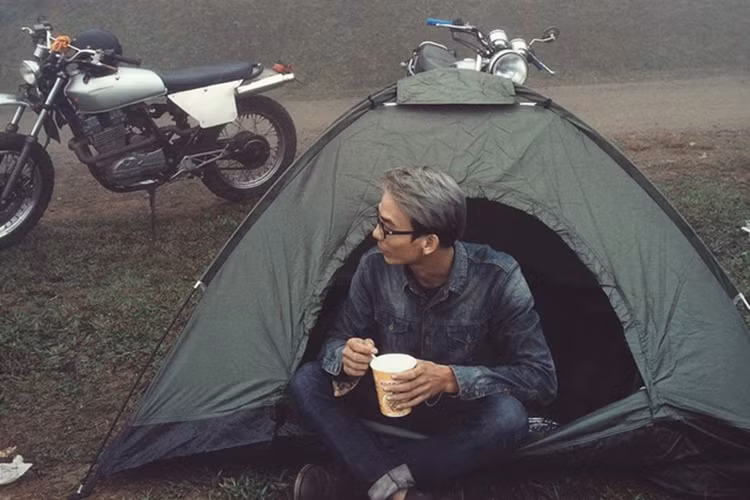 Có khá nhiều bình luận về anh chàng này như; “Thời buổi này dễ nổi tiếng ghê. Chỉ cần làm tí màu mè, làm chuyện khác người là nổi ngay. Nghĩ sao đi lái Ducati để chạy xe ôm cho người ta chú ý? Hay giàu quá rồi, không có chuyện gì để làm nên lái Ducati chở người lạ, lấy vài đồng cho khuây khỏa chơi?”...