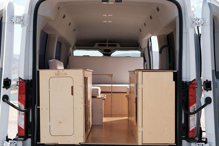 Những bộ kit cho xe ôtô Minivan này được thiết kế với chức năng thông minh, vì mọi thứ đều có tính độc lập. Như vậy, chủ xe có thể chuyển đổi từ giường đa năng thành phòng khách chỉ trong vài giây và thậm chí không cần phải rời khỏi phương tiện.