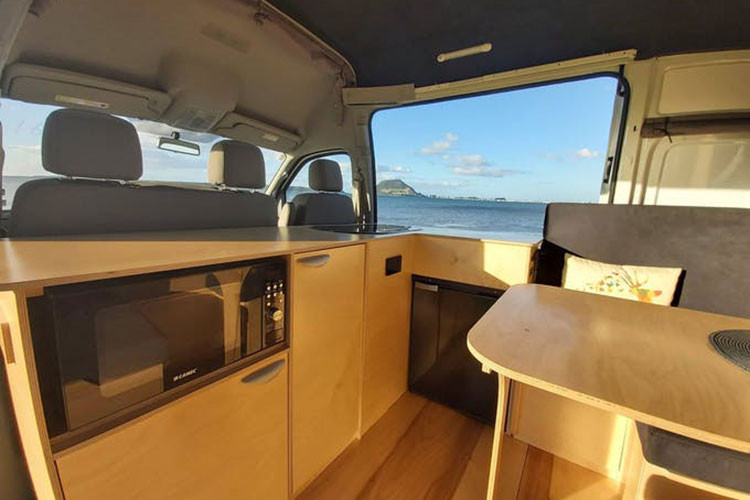 Mỗi bộ kit cho xe Minivan đều được làm gỗ chất lượng cao và được thiết kế bởi một đội ngũ dày dặn kinh nghiệm để tối đa hóa không gian và chức năng.