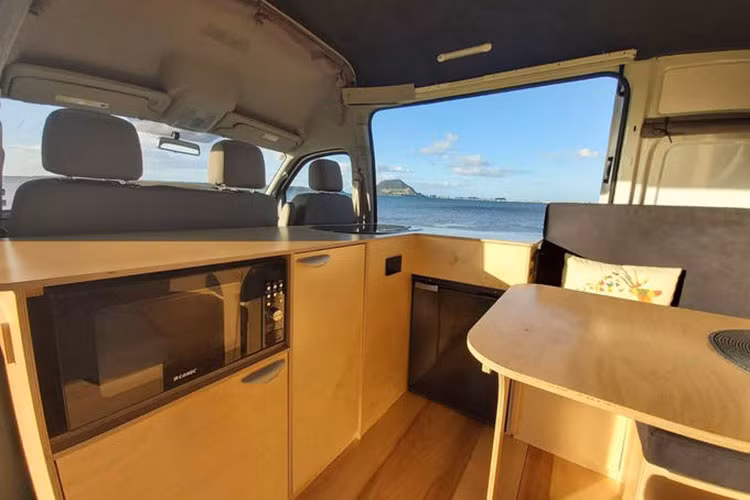 Mỗi bộ kit cho xe Minivan đều được làm gỗ chất lượng cao và được thiết kế bởi một đội ngũ dày dặn kinh nghiệm để tối đa hóa không gian và chức năng.