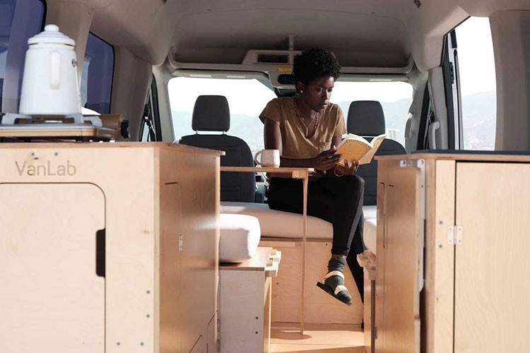 Mới đây, một công ty đến từ New Zealand với gọi VanLab đã cung cấp một “bộ kit chuyển đổi xe van thành xe cắm trại tiện lợi mà nhiều người vẫn hằng mơ ước”. Nó là một bộ kit theo kiểu IKEA chất lượng, cho phép bạn dễ dàng tự mình lắp ráp ngay tại nhà của mình.
