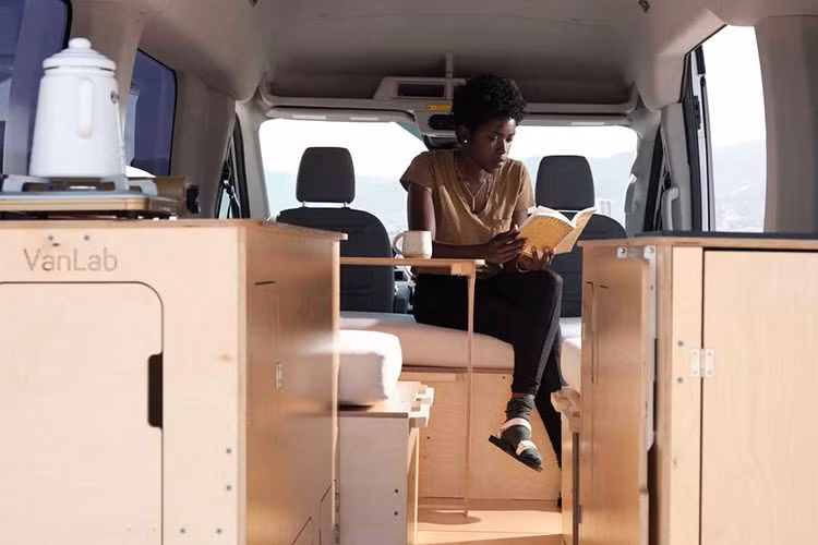 Mới đây, một công ty đến từ New Zealand với gọi VanLab đã cung cấp một “bộ kit chuyển đổi xe van thành xe cắm trại tiện lợi mà nhiều người vẫn hằng mơ ước”. Nó là một bộ kit theo kiểu IKEA chất lượng, cho phép bạn dễ dàng tự mình lắp ráp ngay tại nhà của mình.