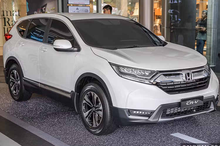 Malaysia cho thấy là thị trường đang lên như "diều gặp gió" của Honda. Năm 2015, khi mẫu xe SUV cỡ nhỏ HR-V ra mắt tại nước này, đã có 7.000 đơn hàng đặt xe sau 1 tháng và danh sách khách hàng chờ lấy xe kéo dài 4 tháng không hết. Và bây giờ, điều này lại lặp lại với Honda CR-V 2017.