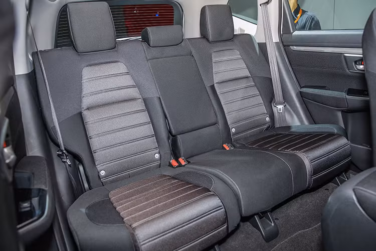 Tất cả các phiên bản của Honda CR-V 2017 có sẵn trang bị 6 túi khí và Hỗ trợ ổn định thân xe (VSA), mở/khóa cửa thông minh bằng cách chạm tay.