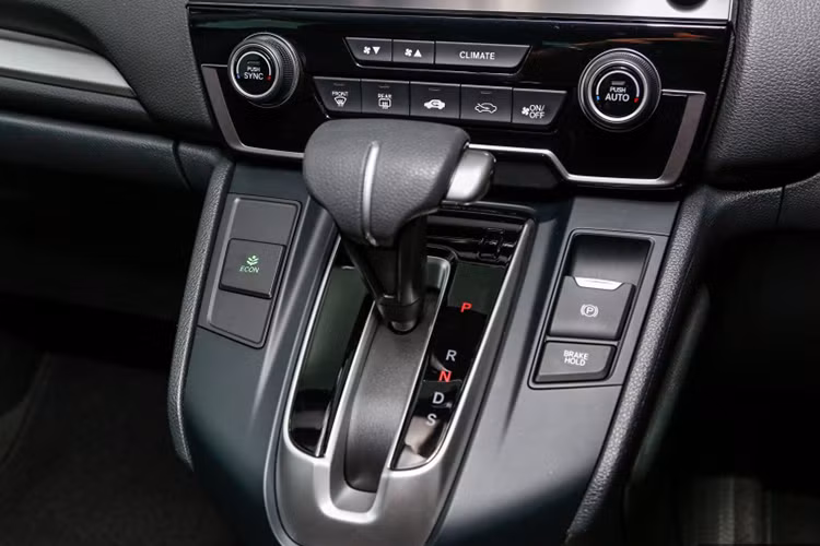 Tại thị trường Malaysia, Honda CR-V thế hệ mới niêm yết giá bán thấp nhất là bản 2.0 i-VTEC 2WD có giá 142.400RM (khoảng 767 triệu đồng), tiếp theo là 155.700 RM (khoảng 839 triệu đồng) cho bản 1.5 Turbo 2WD và giá 161.600RM (khoảng 870 triệu đồng) cho bản 1.5 Turbo 4WD.