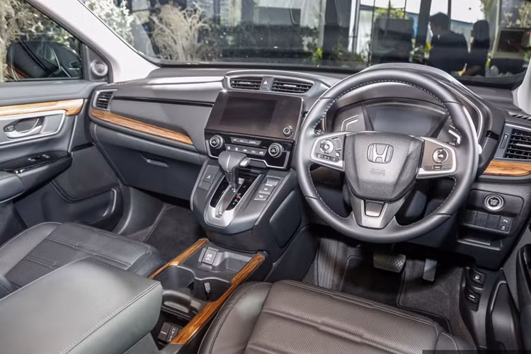 Phiên bản động cơ tăng áp 1.5L sở hữu sức mạnh cực đại 193 mã lực và mo-ment xoắn lớn nhất 243Nm từ 2.000 đến 5.000 v/p, trong khi động cơ 2.0 lít hút khí tự nhiên có sức mạnh 155 mã lực và 190Nm. Cả hai lựa chọn động cơ này đều được trang bị hộp số CVT trong gói công nghệ Earth Dreams mới của thương hiệu ôtô Honda.