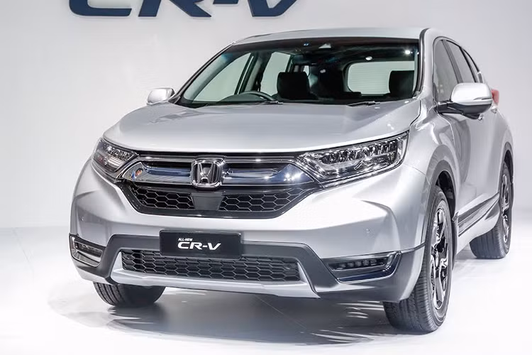 Honda CR-V thế hệ mới cũng đang rất được trông đợi tại thị trường Việt Nam, nhất là phiên bản 7 chỗ như đã ra mắt ở Thái Lan. Hiện tại, Honda CR-V thế hệ cũ đã được Honda Việt Nam bán gần hết, chỉ còn số ít bản cao cấp và dự kiến thế hệ mới sẽ ra mắt vào cuối năm nay.
