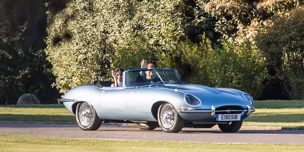 Hoàng tử Harry đã sử dụng mẫu xe Anh quốc Jaguar E-Type để đưa cô dâu Meghan Markle từ lâu đài Windsor tới nơi tổ chức lễ cưới.