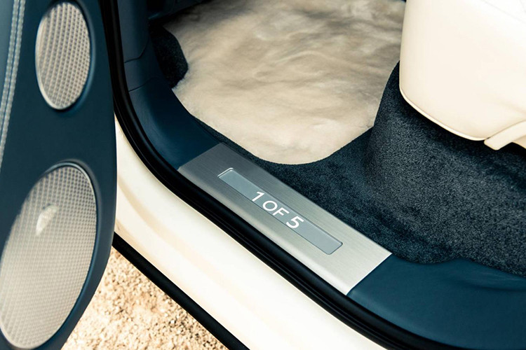 Theo hãng Bentley, Bentayga Pearl Of The Gulf được phát triển theo đơn đặt hàng của một khách hàng tại Trung Đông, chính vì vậy mà nội thất cua xe phải thuộc hàng độc đáo và mang chất sang trọng riêng biệt.