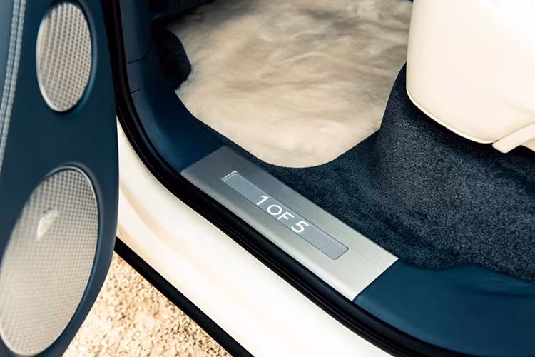 Theo hãng Bentley, Bentayga Pearl Of The Gulf được phát triển theo đơn đặt hàng của một khách hàng tại Trung Đông, chính vì vậy mà nội thất cua xe phải thuộc hàng độc đáo và mang chất sang trọng riêng biệt.