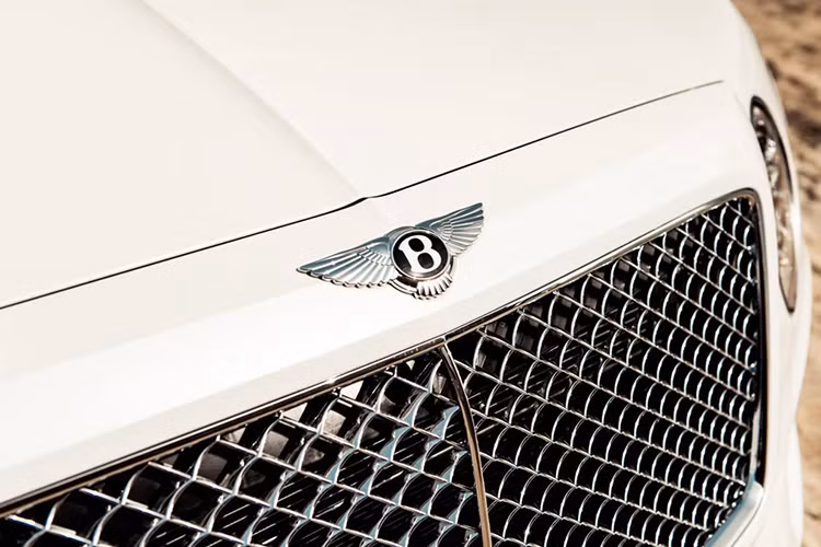 Bên ngoài, Bentley Bentayga Pearl Of The Gulf trông khá bình thường so với những phiên bản đặc biệt trước đây. Nguyên nhân là do mẫu SUV siêu sang phiên bản đặc biệt này chỉ được bổ sung logo Mulliner trên cột D, màu sơn ngoại thất riêng và bộ vành hợp kim phối 2 màu.
