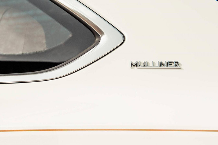 Một số chi tiết nổi bật ở ngoại thất bao gồm đèn pha và hậu dạng LED thiết kế cắt vát rất đặc trưng của Bentley đi kèm với đèn LED chạy ban ngày khá ấn tượng. Thân xe có sự xuất hiện của nhiều đường gân mạnh mẽ.