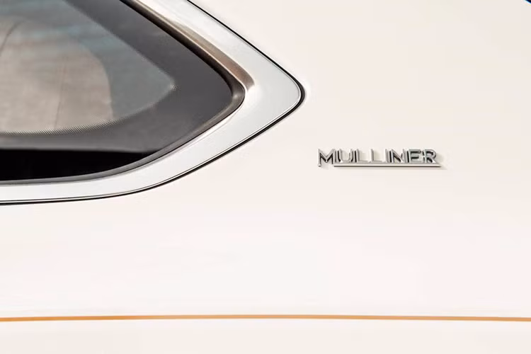 Một số chi tiết nổi bật ở ngoại thất bao gồm đèn pha và hậu dạng LED thiết kế cắt vát rất đặc trưng của Bentley đi kèm với đèn LED chạy ban ngày khá ấn tượng. Thân xe có sự xuất hiện của nhiều đường gân mạnh mẽ.