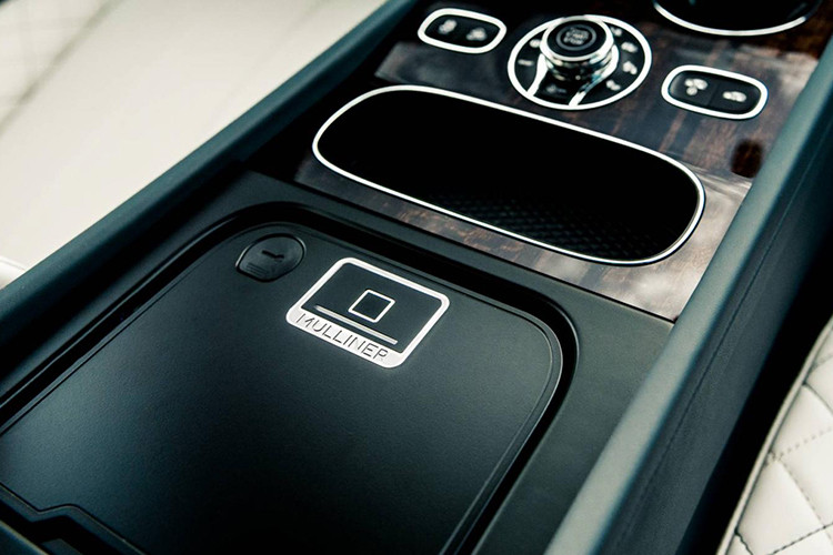 Trên ghế và mặt cửa còn có chỉ khâu màu tương phản. Thêm vào đó là những chi tiết thêu bằng chỉ màu vàng kim và đồng hồ báo giờ khảm xà cừ của thương hiệu Breitling trên mặt táp-lô.