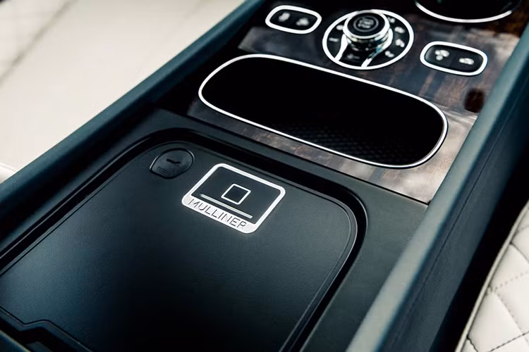 Trên ghế và mặt cửa còn có chỉ khâu màu tương phản. Thêm vào đó là những chi tiết thêu bằng chỉ màu vàng kim và đồng hồ báo giờ khảm xà cừ của thương hiệu Breitling trên mặt táp-lô.