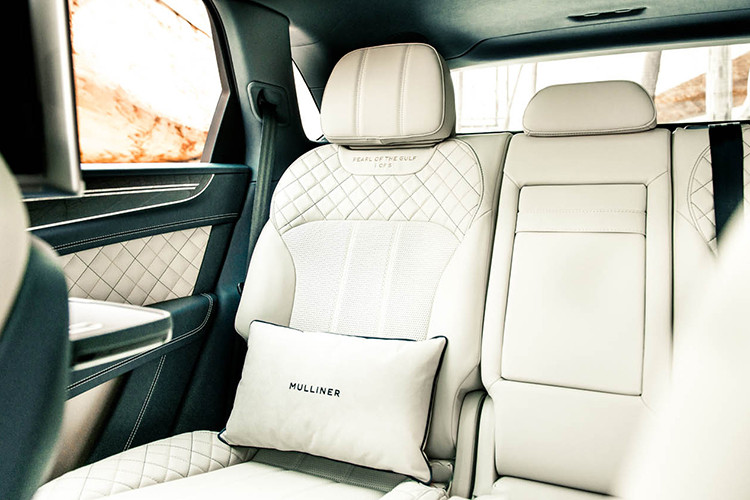 Ngoài ra mẫu Bentley Bentayga Pearl Of The Gulf còn được trang bị thảm sàn bằng lông cừu màu trắng đục cũng như xanh thẫm và ốp bậc cửa Mulliner phát sáng. Trên ốp bậc cửa này có số thứ tự xuất xưởng của xe.