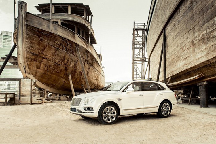 Đáng tiếc là động cơ của Bentayga Pearl Of The Gulf chẳng khác gì xe tiêu chuẩn. Theo đó, xe vẫn sử dụng động cơ xăng W12, tăng áp kép, dung tích 6.0 lít, sản sinh công suất tối đa 600 mã lực và mô-men xoắn cực đại 900 Nm. Giá xe Bentley Bentayga Pearl Of The Gulf chưa được công bố và chỉ có đúng 5 chiếc được xuất xưởng.