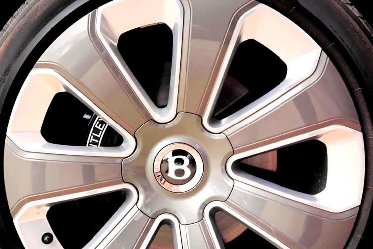 Xe được trang bị bộ mâm đa chấu kích thước lên đến 22 inch, tuy nhiên khác với các phiên bản thường nó được phối mầu đẹp và độc đáo hơn.