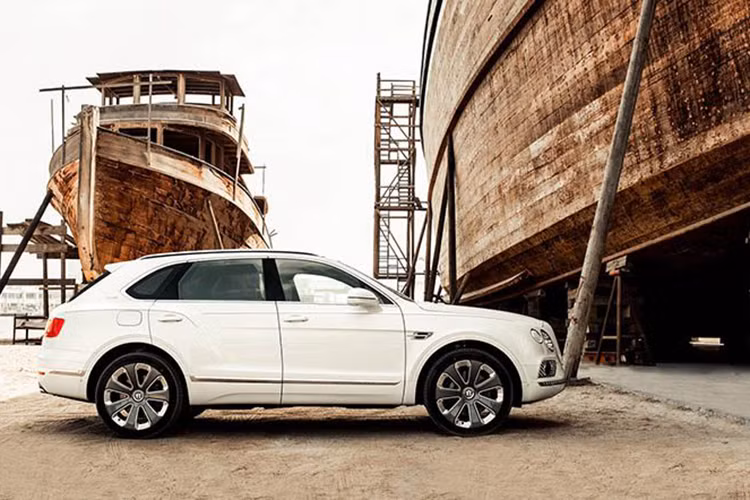 Đặc biệt, Bentley Bentayga Pearl Of The Gulf được trang bị két sắt an toàn, mở bằng vân tay, để chủ nhân có thể cất giữ những viên ngọc trai của mình. Ở bệ tì tay trung tâm còn tích hợp ngăn chứa đồ an toàn bằng nhôm đúc áp suất cao, được dùng để cất những đồ giá trị khi chủ nhân ra khỏi xe hoặc giao chìa khóa cho nhân viên đỗ xe.