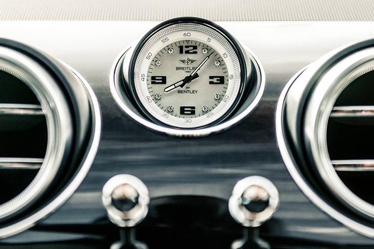 Ngoài ra, nội thất sang trọng bên trong Bentley Bentayga Pearl Of The Gulf còn được bọc bằng chất liệu da cao cấp màu trắng đục và xanh thẫm. 2 màu sắc này có vẻ như lấy cảm hứng từ vẻ đẹp tự nhiên của ngọc trai.