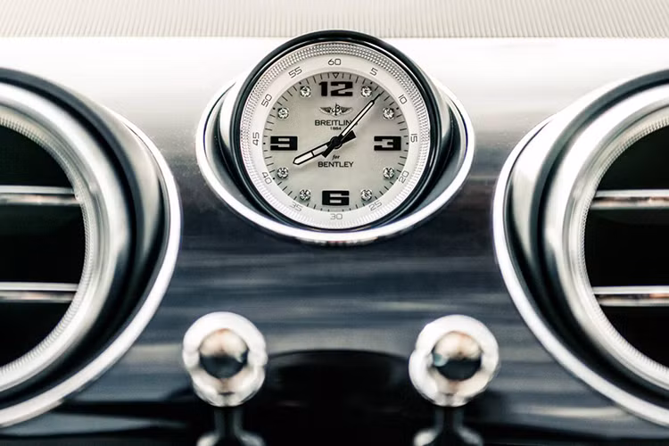 Ngoài ra, nội thất sang trọng bên trong Bentley Bentayga Pearl Of The Gulf còn được bọc bằng chất liệu da cao cấp màu trắng đục và xanh thẫm. 2 màu sắc này có vẻ như lấy cảm hứng từ vẻ đẹp tự nhiên của ngọc trai.