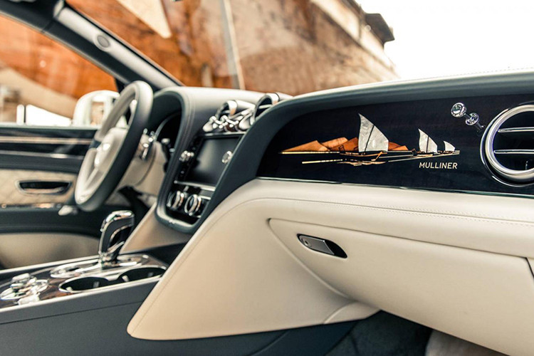 Đáp ứng yêu cầu của đại gia này, hãng Bentley đã trang bị không gian nội thất cá nhân hóa cho Bentayga Pearl Of The Gulf với chi tiết ốp gỗ bạch đàn màu tối được khắc hình ảnh đoàn thuyền đi lặn ngọc trai. Trong đó, hình ảnh đoàn thuyền này được khảm xà cừ.
