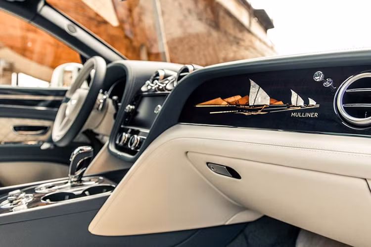 Đáp ứng yêu cầu của đại gia này, hãng Bentley đã trang bị không gian nội thất cá nhân hóa cho Bentayga Pearl Of The Gulf với chi tiết ốp gỗ bạch đàn màu tối được khắc hình ảnh đoàn thuyền đi lặn ngọc trai. Trong đó, hình ảnh đoàn thuyền này được khảm xà cừ.