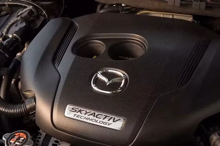 Mazda CX-9 2021 tại Malaysia là khối động cơ xăng SkyActiv-G 4 xi-lanh, tích 2.5L quen thuộc, tạo ra công suất tối đa 228 mã lực tại tua máy 5.000 vòng/phút và mô-men xoắn cực đại 420 Nm tại tua máy 2.000 vòng/phút. 