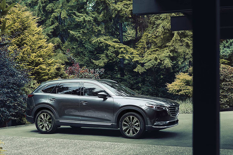 Là xe nhập khẩu nguyên chiếc từ Nhật Bản vào Malaysia, mẫu xe SUV Mazda CX-9 2021 được chia thành 2 phiên bản, bao gồm 2WD và 4WD. Cả hai phiên bản này có cấu hình gần như giống hệt nhau, trừ hệ dẫn động 1 cầu và 2 cầu.