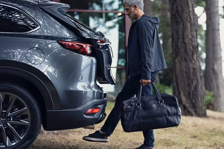 Cũng như phiên bản cũ, mẫu SUV Mazda CX-9 7 chỗ mới này đi kèm hệ thống đèn pha LED tự động, đèn hậu LED, cần gạt nước tự động, cửa cốp chỉnh điện rảnh tay, cửa sổ trời chỉnh điện và cảm biến đỗ xe trước/sau.