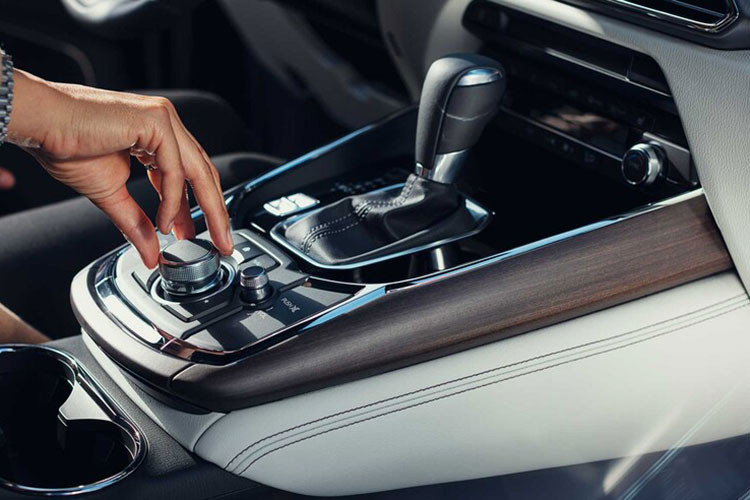 Xe cũng có tính năng mở cửa/khởi động máy không cần chìa khóa, ghế lái chỉnh điện 10 hướng, nhớ vị trí, ghế phụ lái chỉnh điện 6 hướng, ghế trước đủ tính năng sưởi/làm mát, màn hình đa thông tin 4,6 inch trong bảng đồng hồ, màn hình hiển thị thông tin lên kính lái, điều hòa tự động 3 vùng với cửa gió hàng ghế sau, hệ thống định vị và hệ thống âm thanh Bose 12 loa.