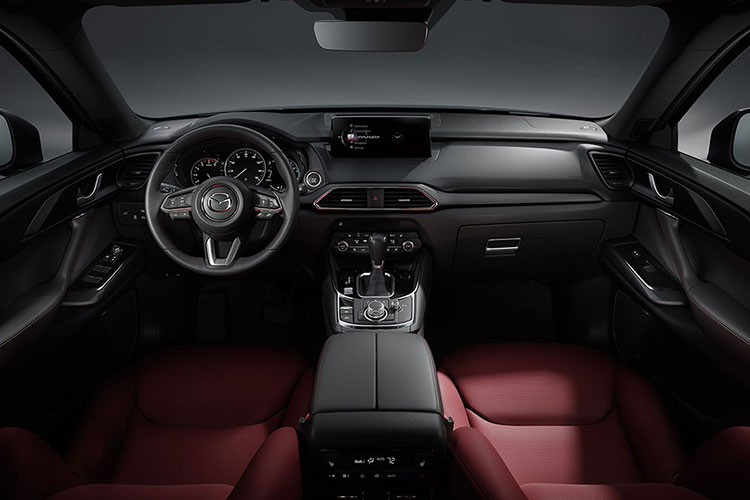 Bên trong Mazda CX-9 2021 ở Malaysia là không gian nội thất phối 2 màu. Theo đó, ghế của xe được bọc da màu đỏ rượu, tương phản với những khu vực màu đen còn lại như mặt táp-lô, mặt cửa và cụm điều khiển trung tâm.