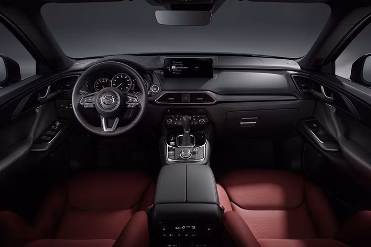 Bên trong Mazda CX-9 2021 ở Malaysia là không gian nội thất phối 2 màu. Theo đó, ghế của xe được bọc da màu đỏ rượu, tương phản với những khu vực màu đen còn lại như mặt táp-lô, mặt cửa và cụm điều khiển trung tâm.