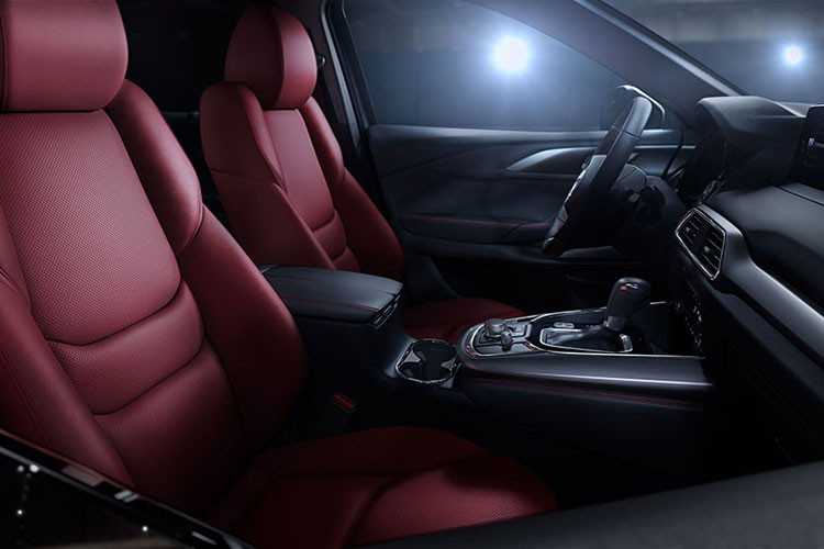 Trước mặt người lái xuất hiện hệ thống thông tin giải trí Mazda Connect với màn hình cảm ứng 9 inch như cũ. Tuy nhiên, màn hình trung tâm của xe giờ đây đã hỗ trợ kết nối không dây với điện thoại thông minh qua cả Apple CarPlay thay vì chỉ Android Auto như trước. 